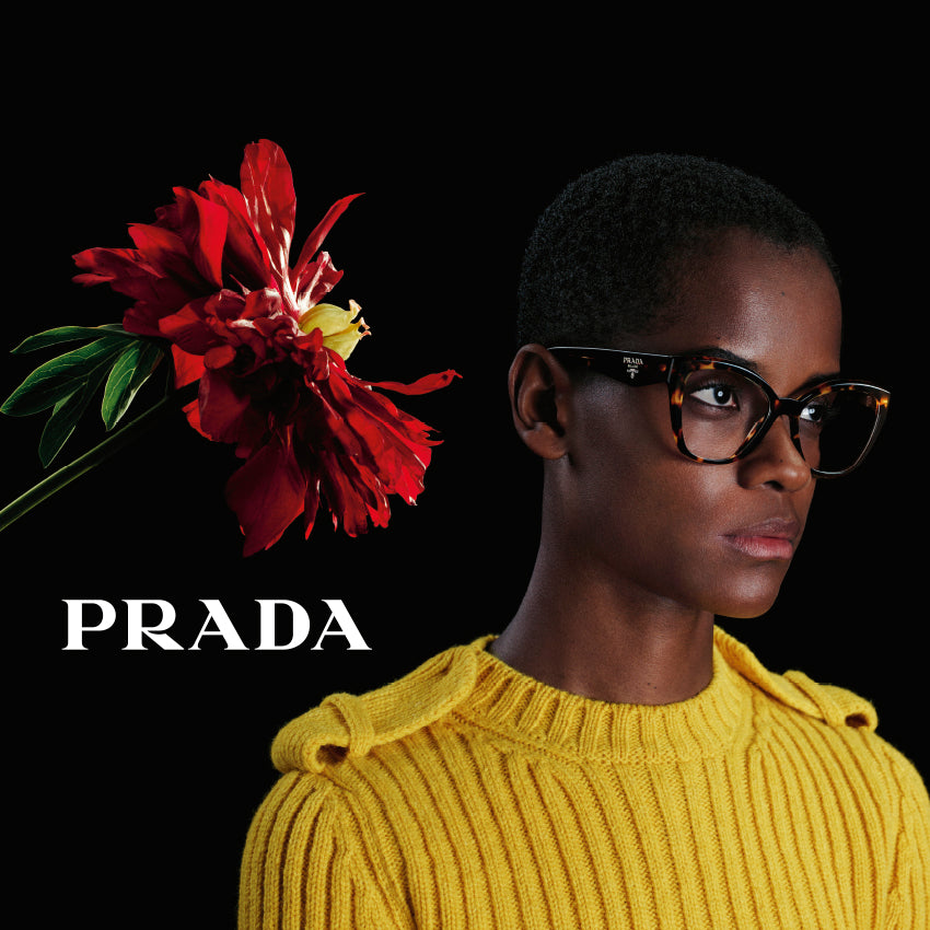 Découvrez la collection Prada-conversation avec une fleur.